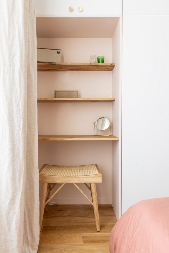 Свежая идея для дизайна: хозяйская спальня среднего размера, в белых тонах с отделкой деревом в скандинавском стиле с розовыми стенами - отличное фото интерьера