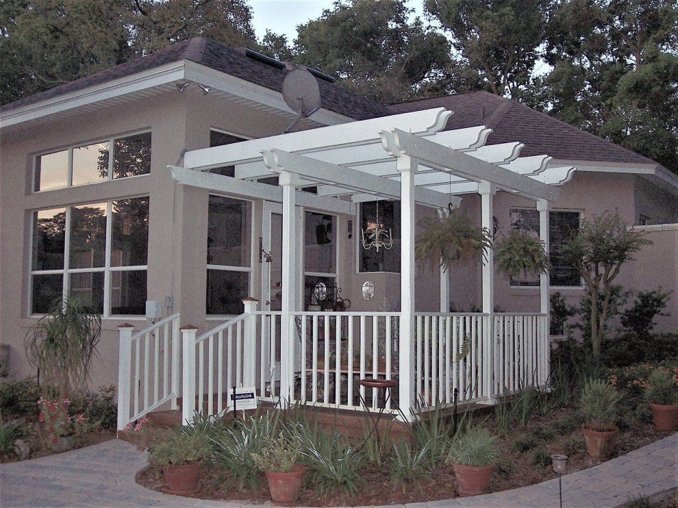 Small traditional back wood railing veranda in Orlando with with columns, brick paving and a pergola.