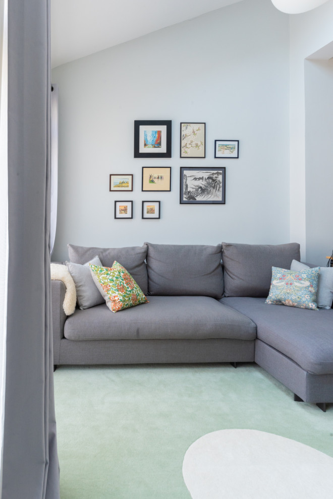 Kleines, Abgetrenntes Modernes Wohnzimmer mit blauer Wandfarbe und Teppichboden in London
