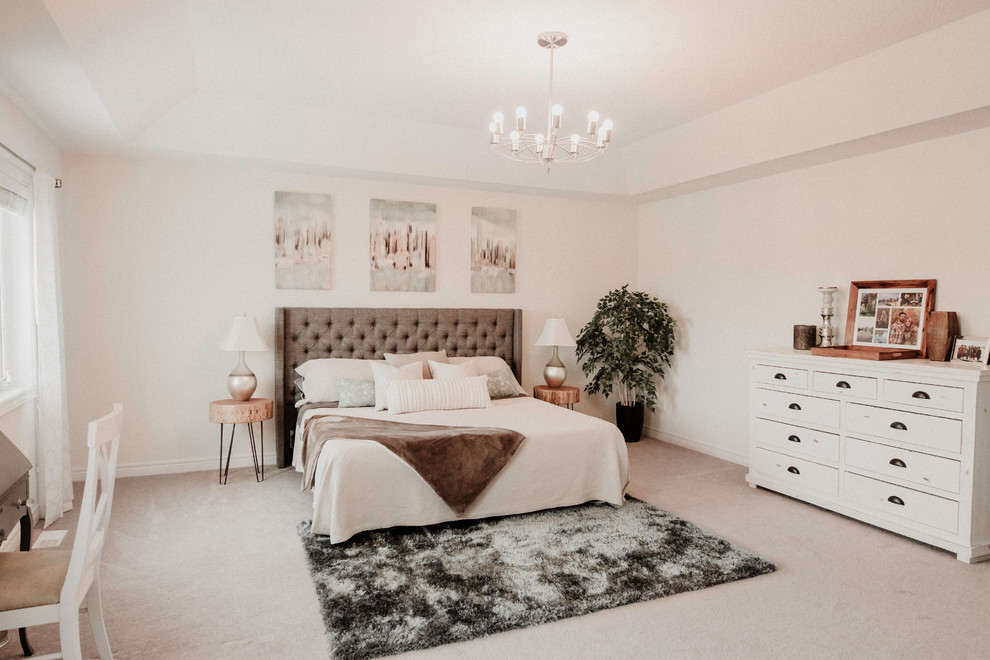 Example of a transitional home design design in Toronto