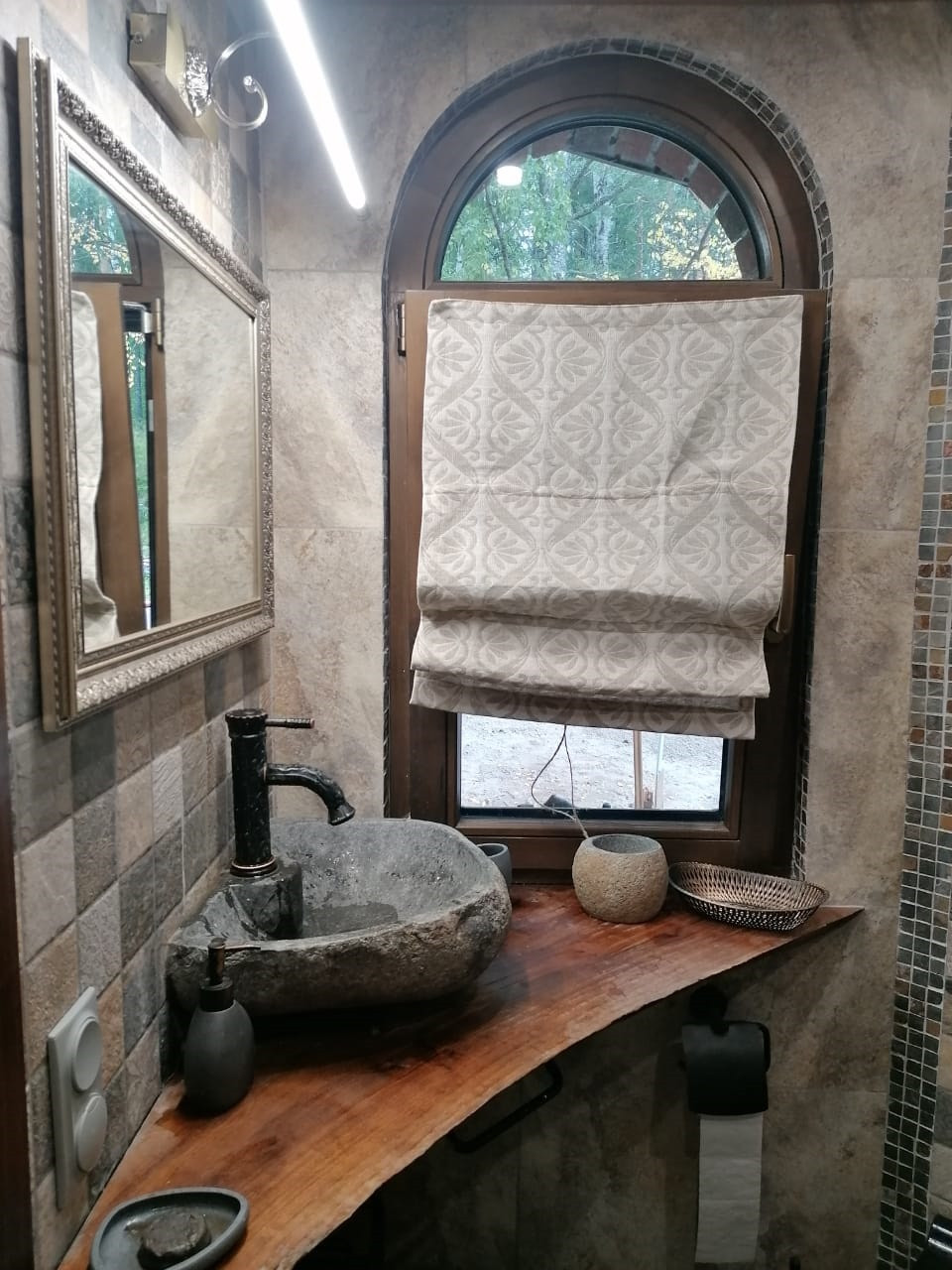 Дом с башней в сказочном стиле в Карелии