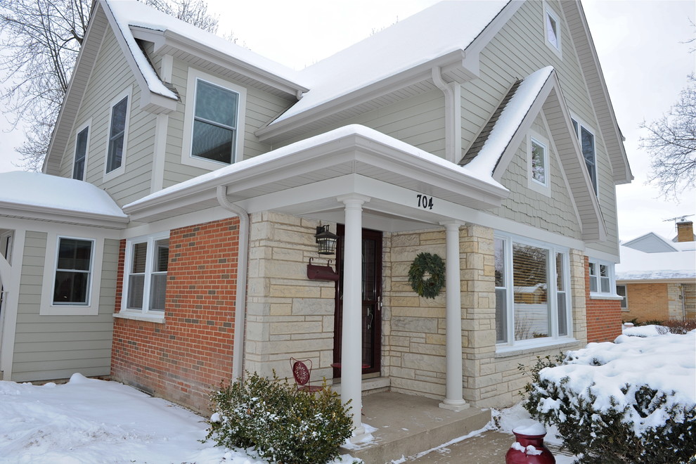 Example of a mid-sized transitional entryway design in Chicago