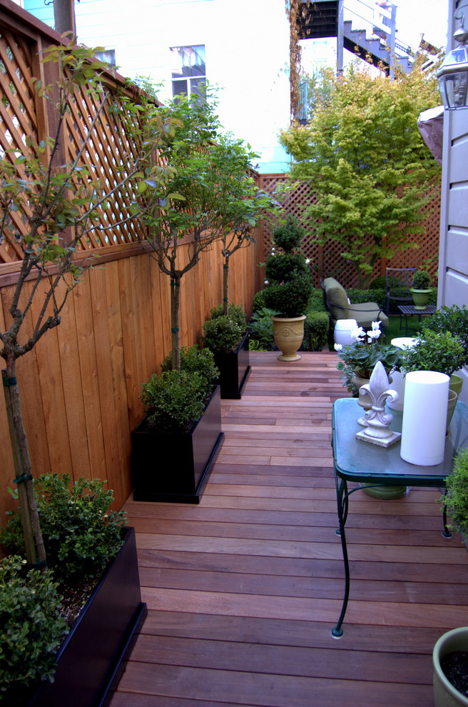 Small contemporary backyard deck in San Francisco.