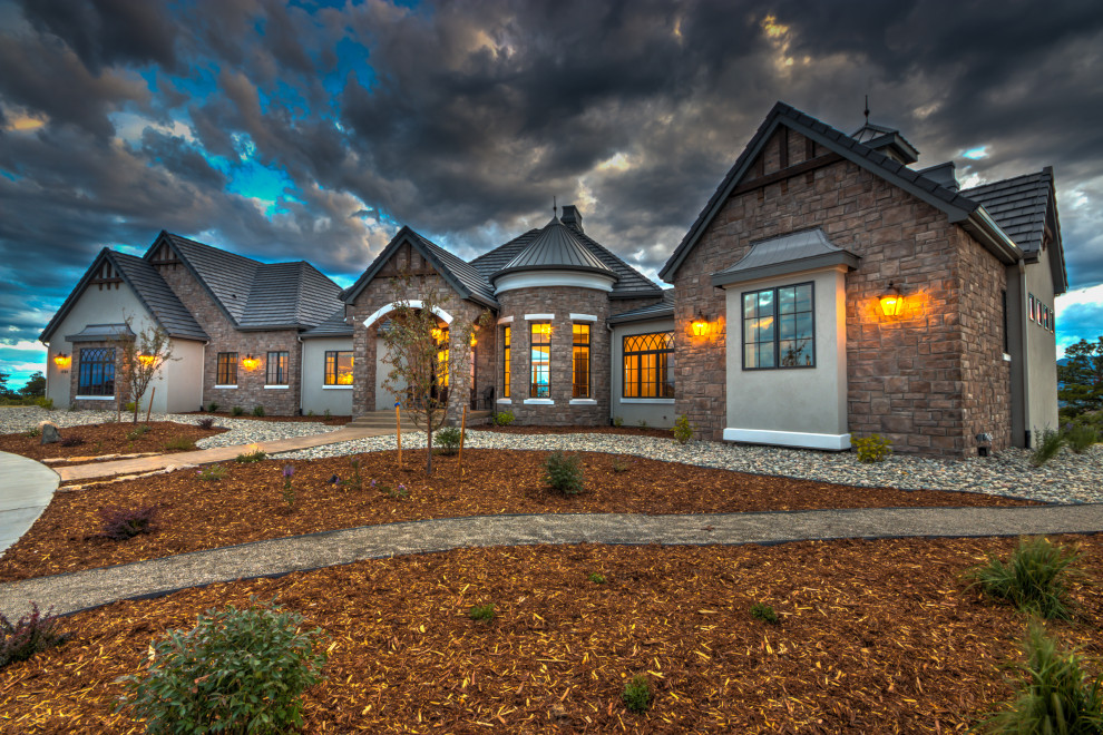 Example of a transitional home design design in Denver