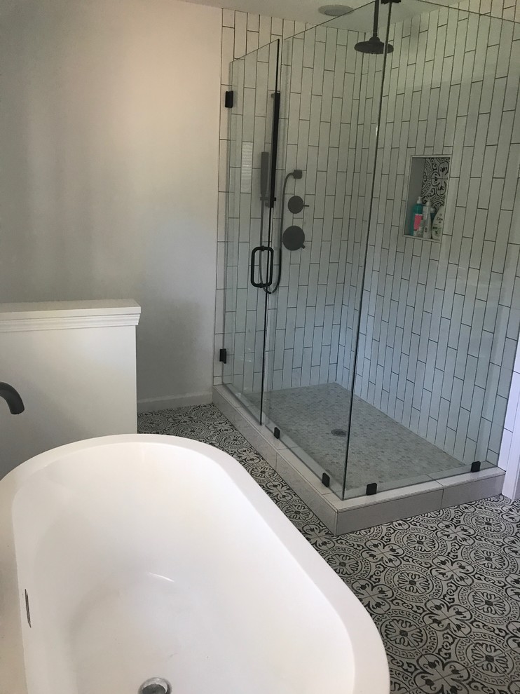 Mid-sized modern master bathroom in Atlanta with shaker cabinets, black cabinets, a freestanding tub, an open shower, a two-piece toilet, black and white tile, porcelain tile, white walls, porcelain floors, an undermount sink, quartzite benchtops, white floor and a hinged shower door.