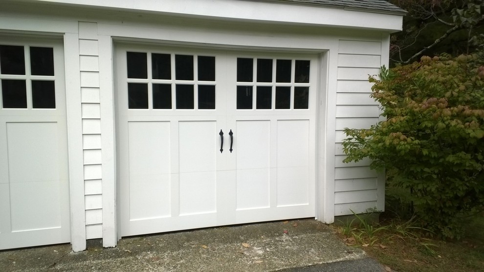 Cette image montre un garage séparé traditionnel de taille moyenne.