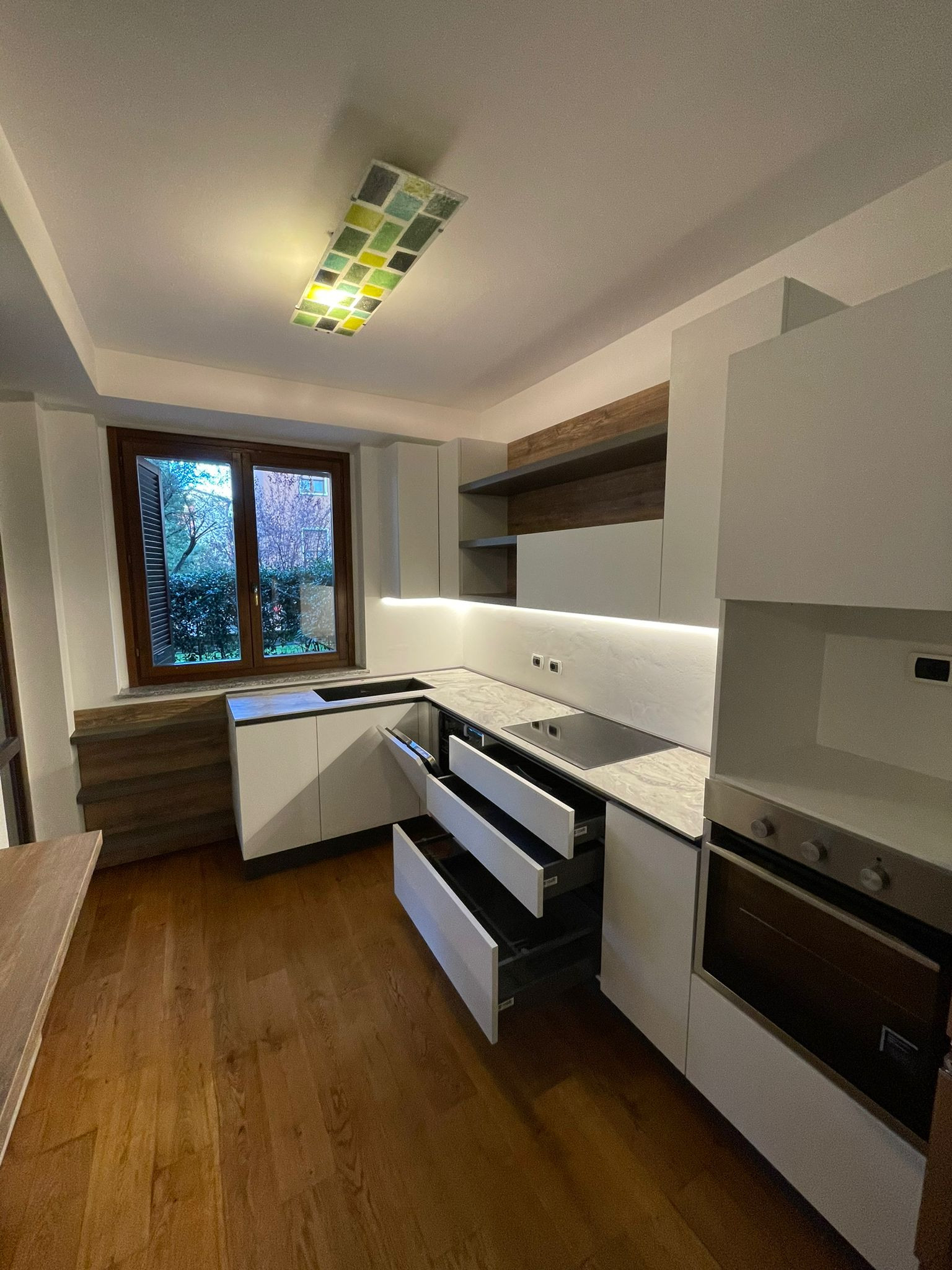 Cucina Utopia Bianco/Piombo con Top Hpl/Rovere Tabià