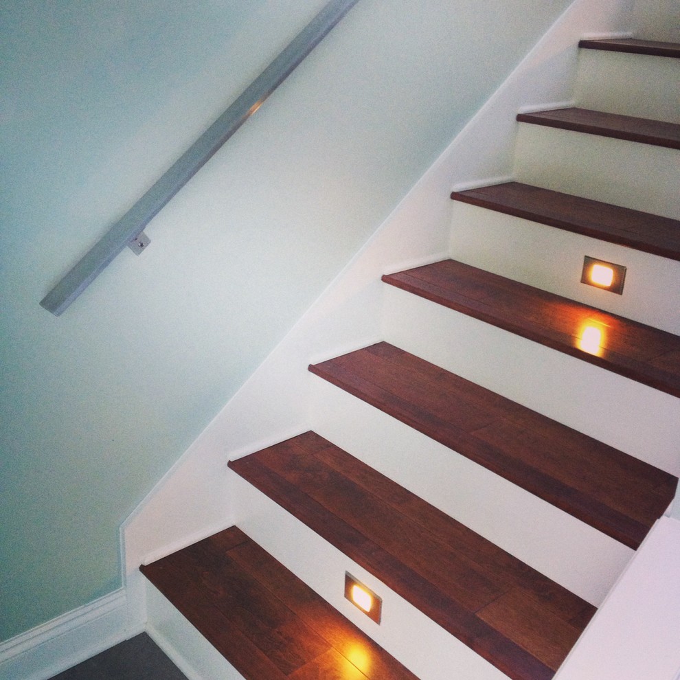 Идея дизайна: изогнутая деревянная лестница среднего размера в современном стиле с деревянными ступенями