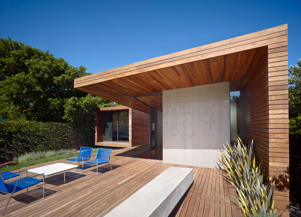 Inspiration for a mid-sized modern backyard deck in San Francisco with a roof extension.