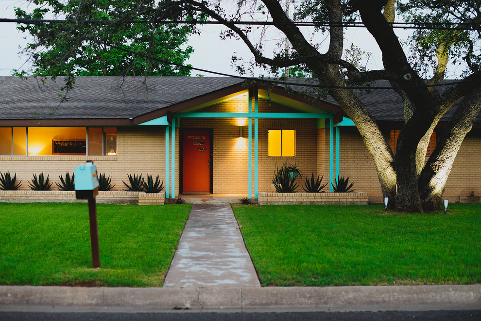 Photo of a midcentury exterior in Austin.