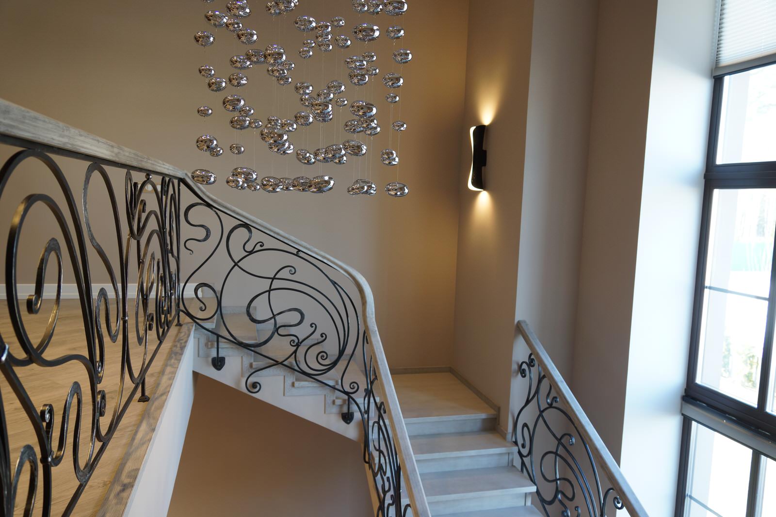 Кованное перильное ограждение в котеджном поселке Онегино