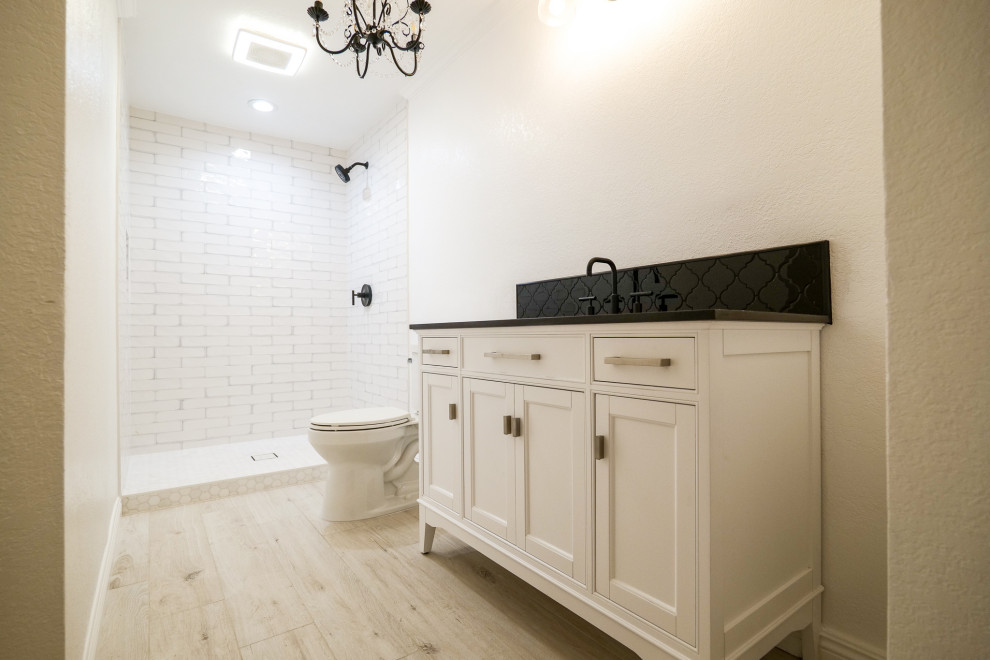 Idéer för ett mellanstort svart en-suite badrum, med luckor med upphöjd panel, vita skåp, en öppen dusch, en toalettstol med hel cisternkåpa, svart kakel, keramikplattor, beige väggar, mellanmörkt trägolv, ett nedsänkt handfat, kaklad bänkskiva, beiget golv och med dusch som är öppen