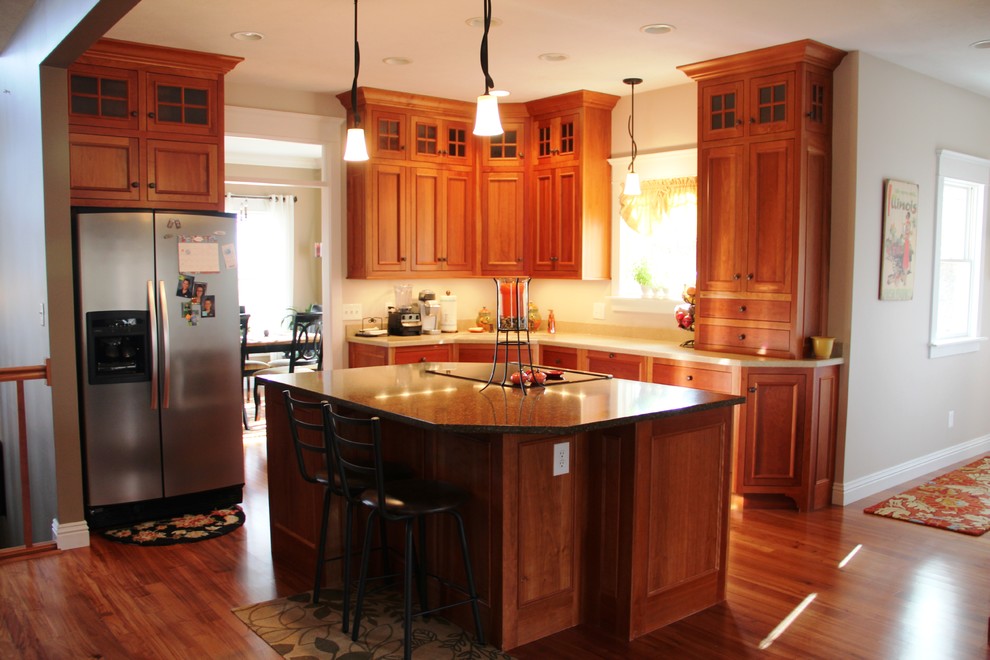 This is an example of a traditional kitchen in Chicago with stainless steel appliances.