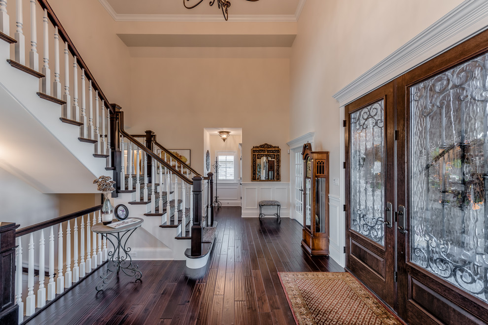 Example of a transitional home design design in Chicago