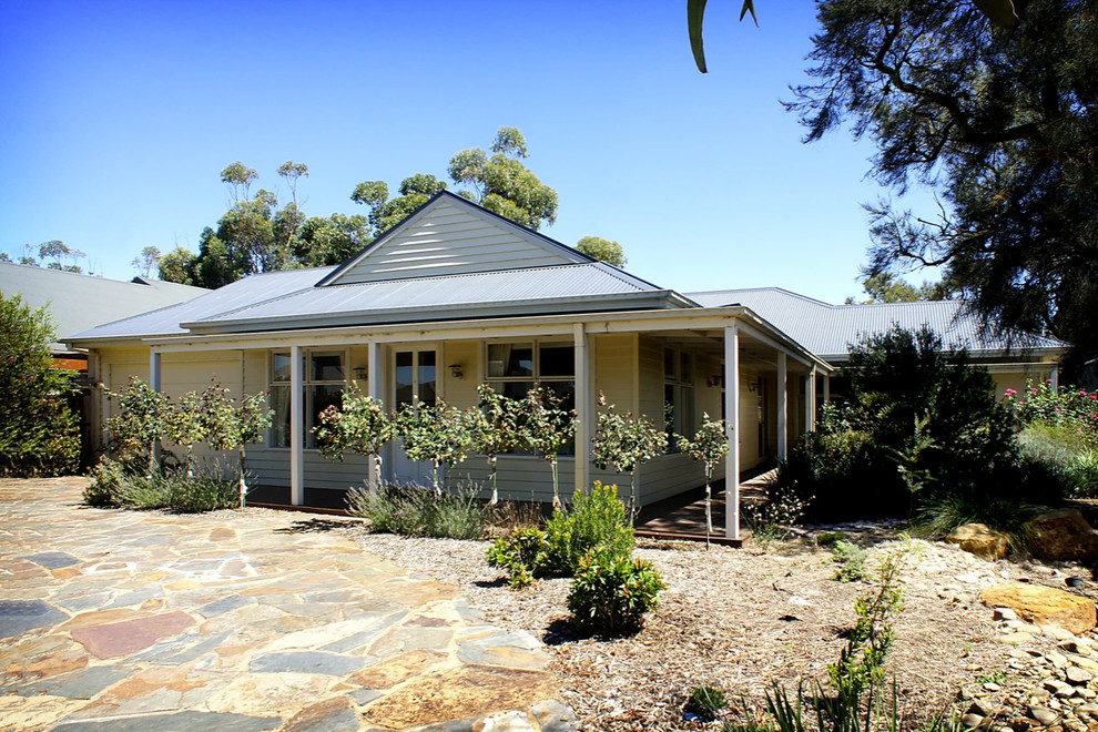 Large traditional home design in Melbourne.