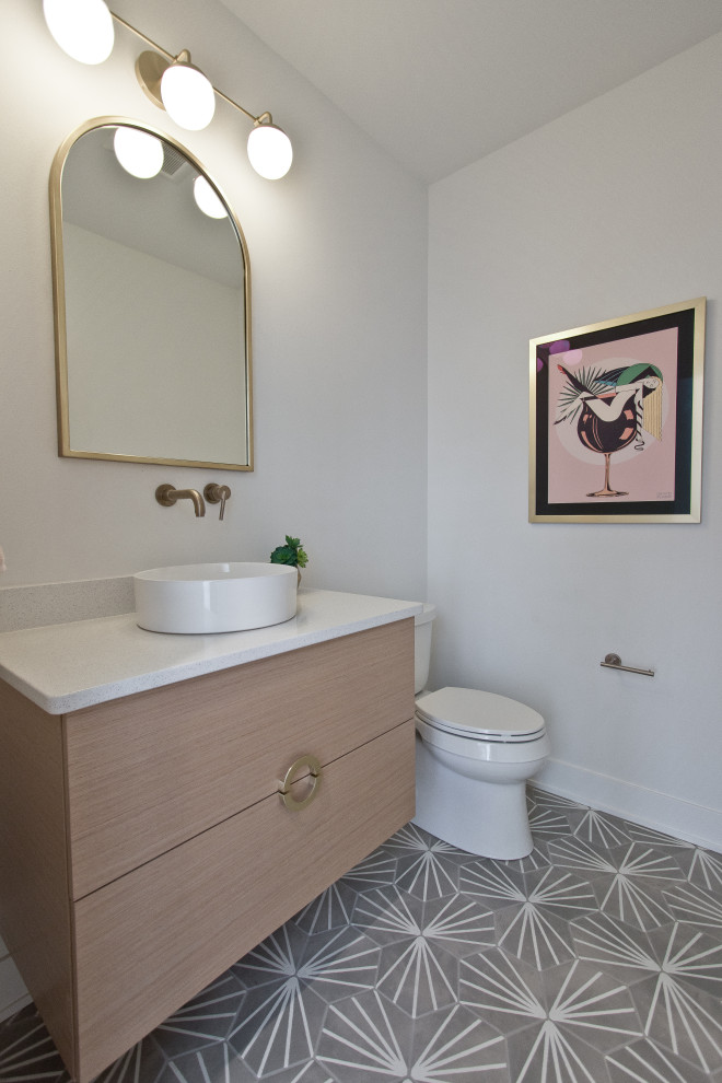 Пример оригинального дизайна: туалет в стиле ретро с светлыми деревянными фасадами, белой плиткой, полом из керамической плитки, столешницей из искусственного кварца, серым полом и белой столешницей