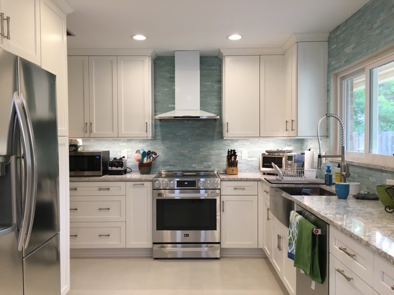 This is an example of a beach style kitchen in Jacksonville.