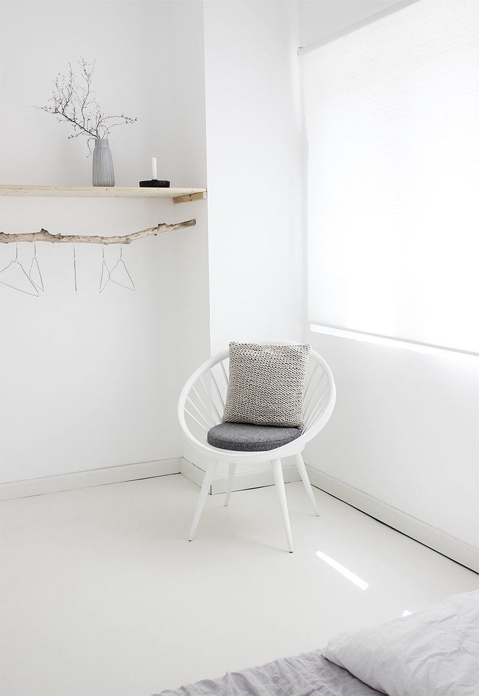 Skandinavisches Schlafzimmer ohne Kamin mit weißer Wandfarbe und weißem Boden in Hamburg