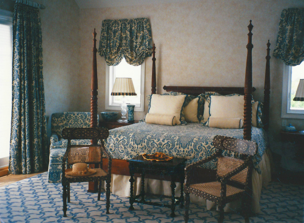 Imagen de dormitorio principal clásico grande sin chimenea con paredes beige, suelo de madera clara, suelo beige y papel pintado