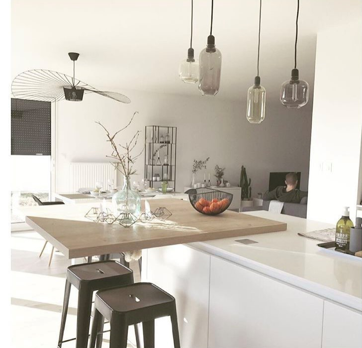 Foto di una cucina design di medie dimensioni con lavello integrato, top in quarzite, paraspruzzi in legno, elettrodomestici in acciaio inossidabile, pavimento in laminato e top bianco
