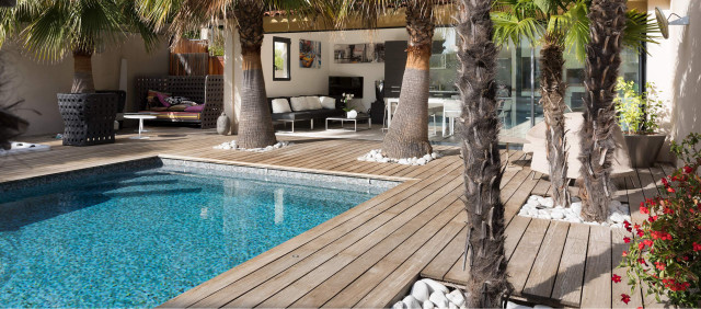 Plage piscine &agrave; Carry le Rouet contemporary-deck