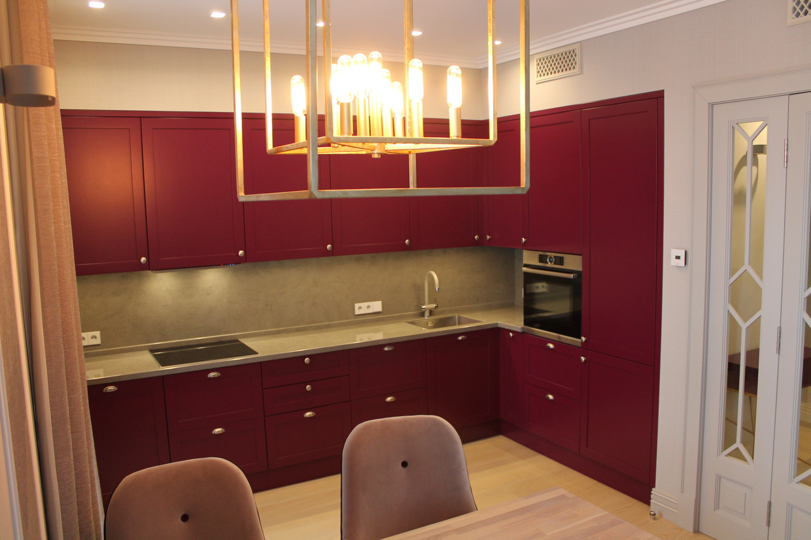 Фартук и столешница из одного материала.