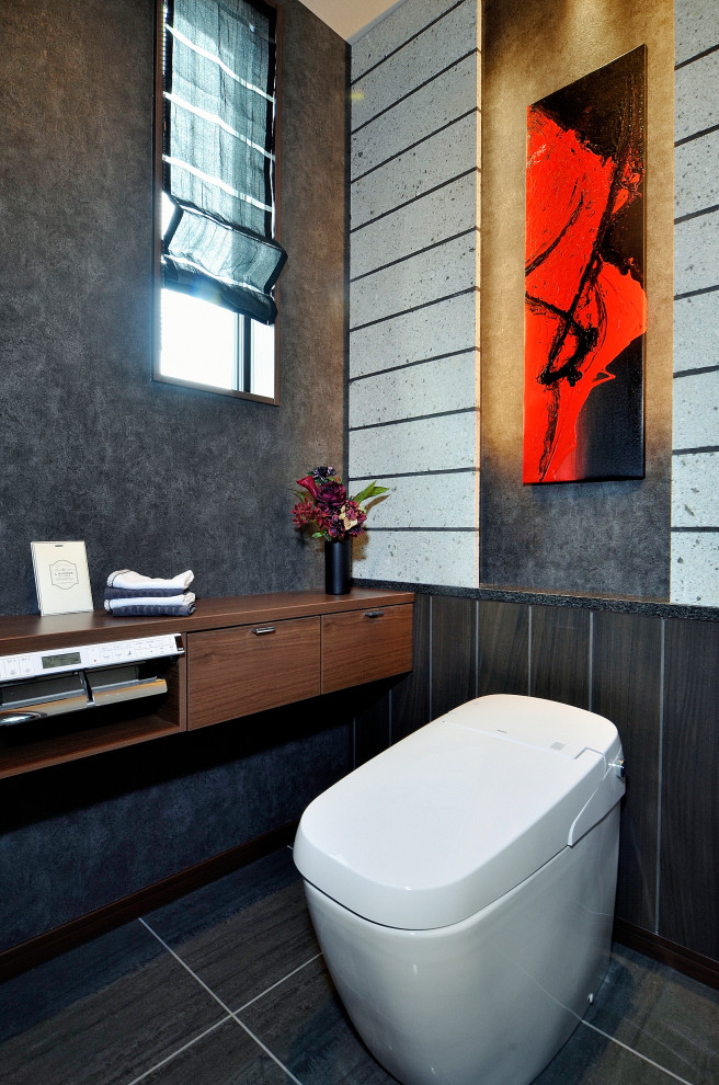 Свежая идея для дизайна: туалет с серой плиткой, керамогранитной плиткой и серой столешницей - отличное фото интерьера