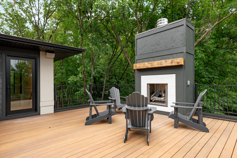 Photo of a contemporary deck in Minneapolis.