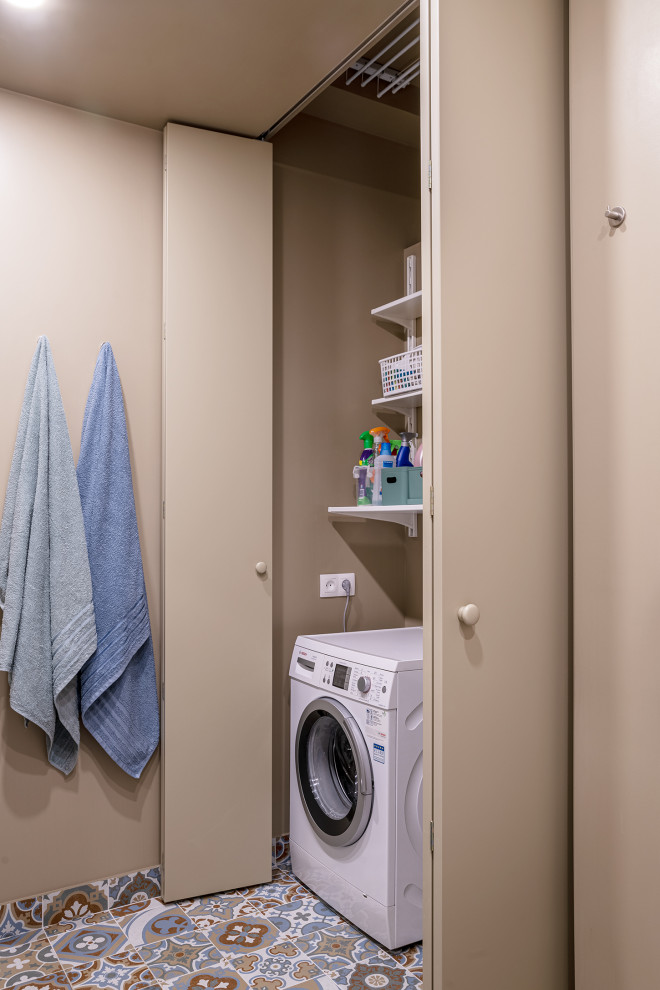 This is an example of a contemporary laundry room in Moscow.