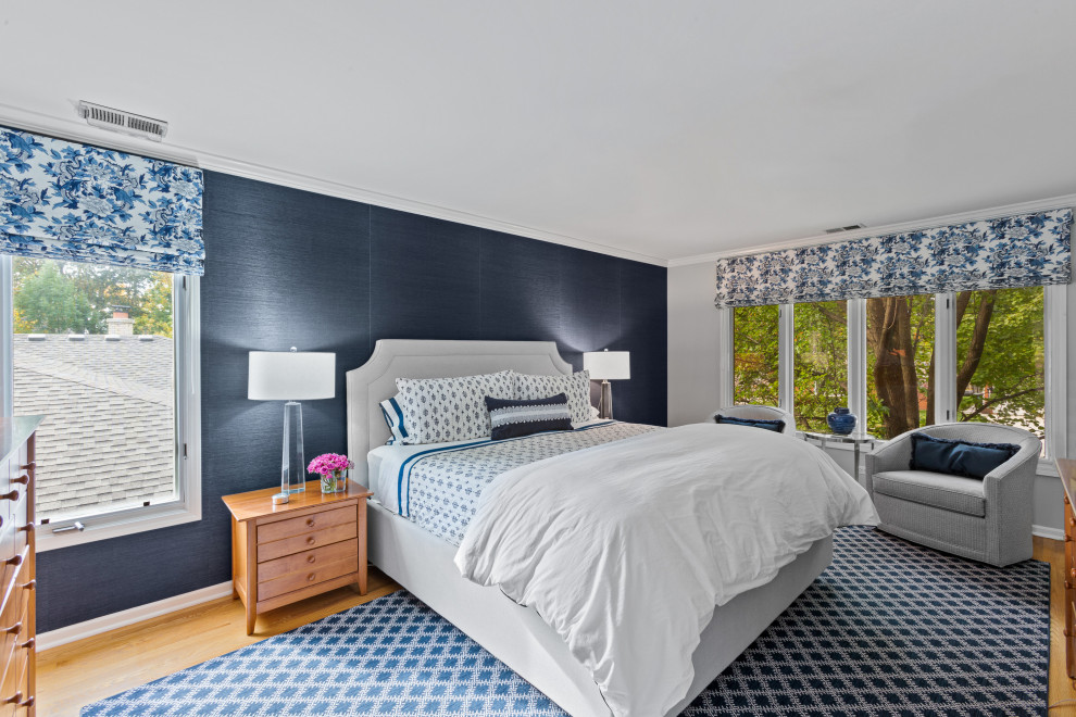 Пример оригинального дизайна: большая хозяйская спальня в стиле неоклассика (современная классика) с синими стенами, паркетным полом среднего тона, коричневым полом и обоями на стенах