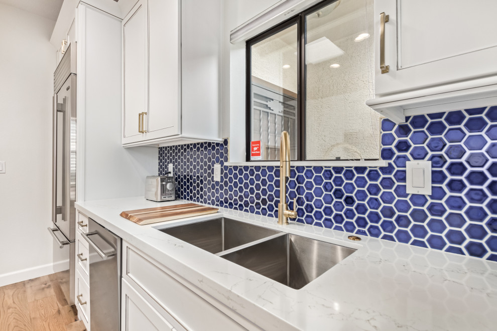 Transitional kitchen photo in Phoenix