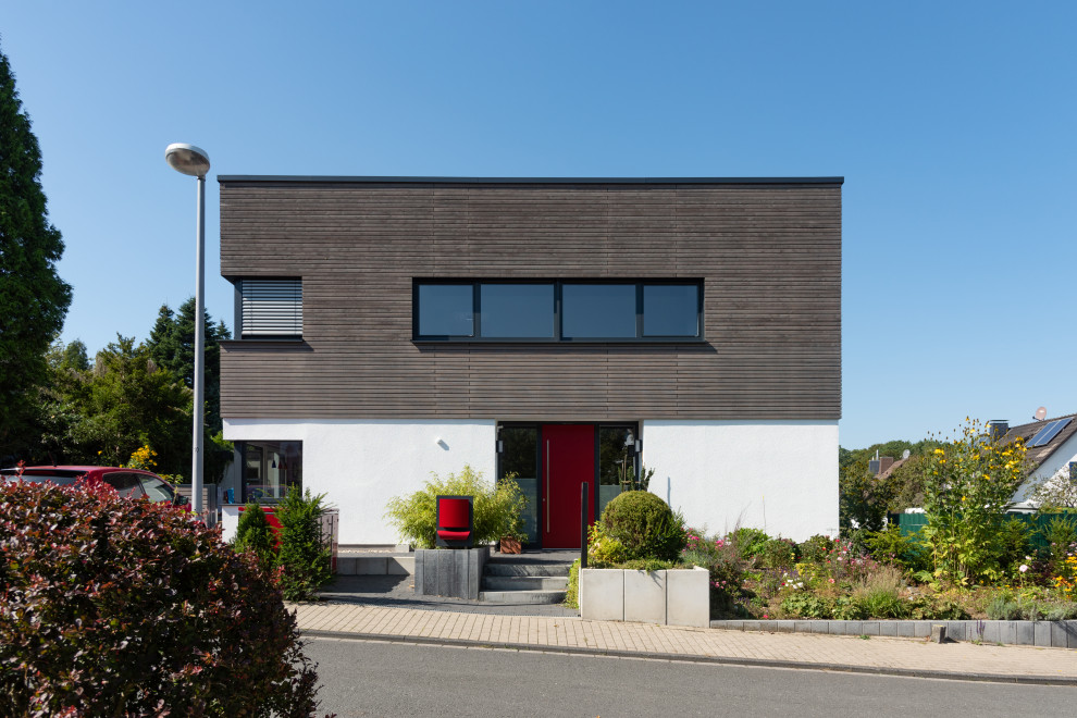 Inspiration för mellanstora moderna hus, med tre eller fler plan, blandad fasad och platt tak