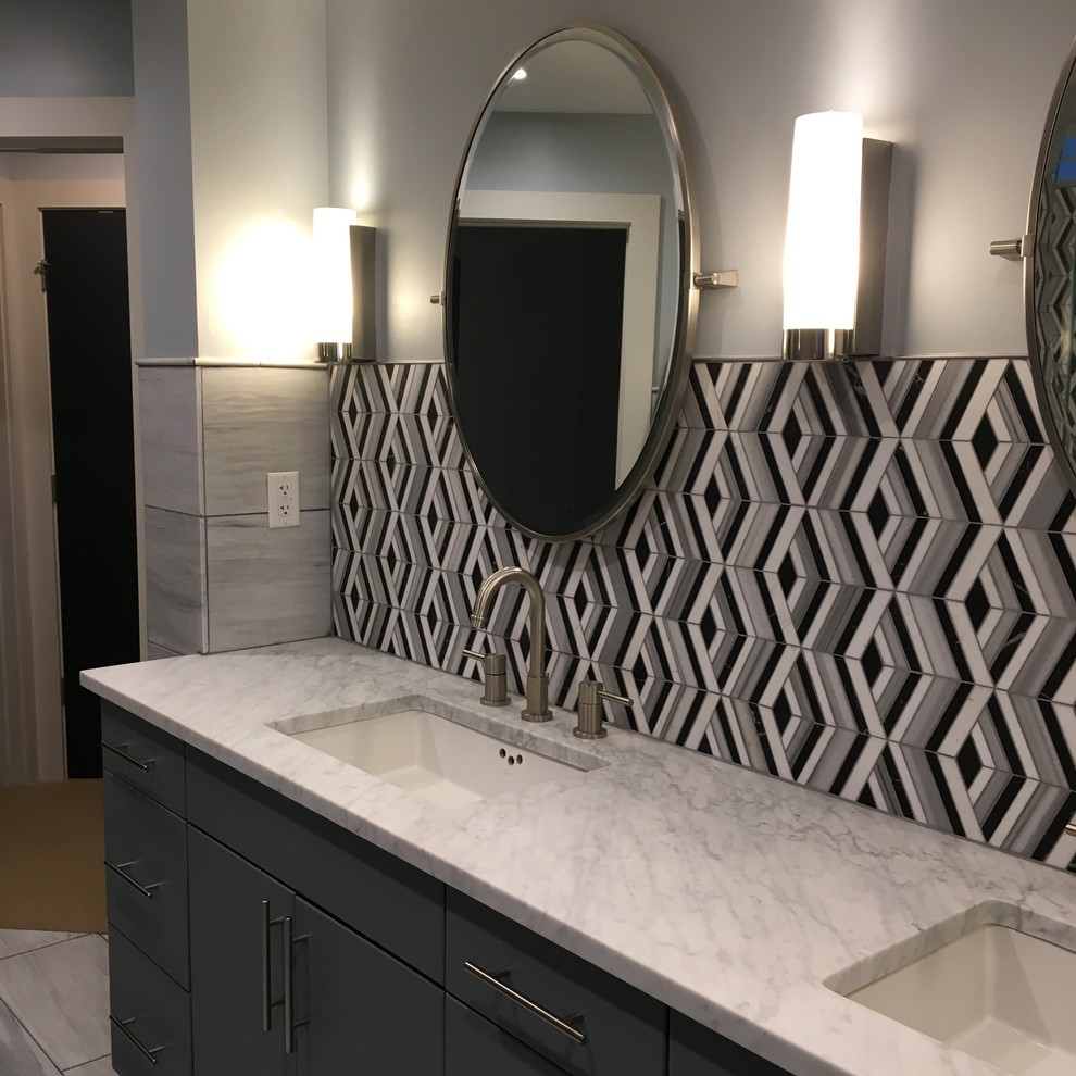 Exempel på ett mellanstort modernt vit vitt en-suite badrum, med ett fristående badkar, en hörndusch, svart och vit kakel, marmorkakel, grå väggar, marmorgolv, ett nedsänkt handfat, marmorbänkskiva, grått golv och dusch med gångjärnsdörr