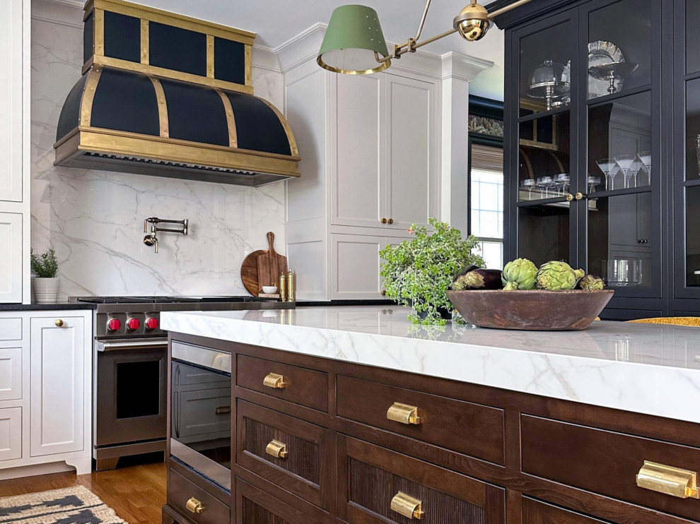 Kitchen - kitchen idea in Chicago