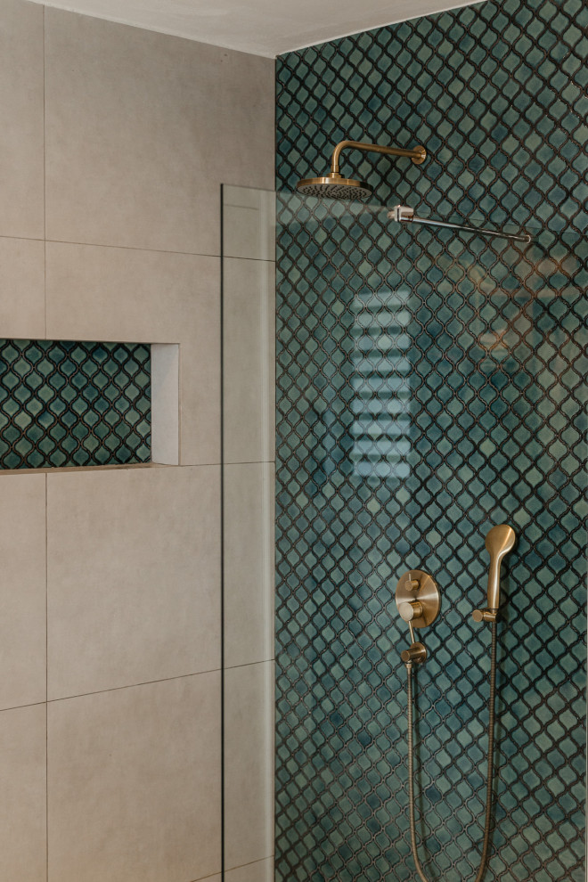 高級な広いトロピカルスタイルのおしゃれな浴室 (グレーの壁、セラミックタイルの床、グレーの床) の写真