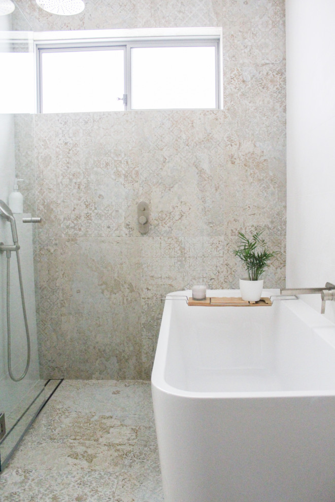 Источник вдохновения для домашнего уюта: маленькая ванная комната в современном стиле с плоскими фасадами, белыми фасадами, отдельно стоящей ванной, душевой комнатой, разноцветной плиткой, керамогранитной плиткой, душевой кабиной, настольной раковиной, столешницей из искусственного кварца, открытым душем, белой столешницей, тумбой под одну раковину и подвесной тумбой для на участке и в саду
