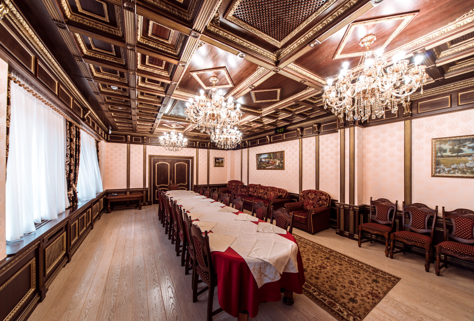 Скромная столовая для военных летчиков