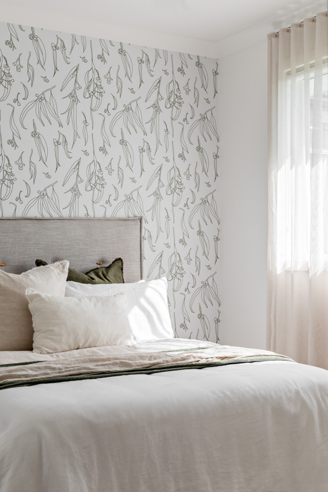 Idée de décoration pour une grande chambre champêtre avec un mur blanc et du papier peint.