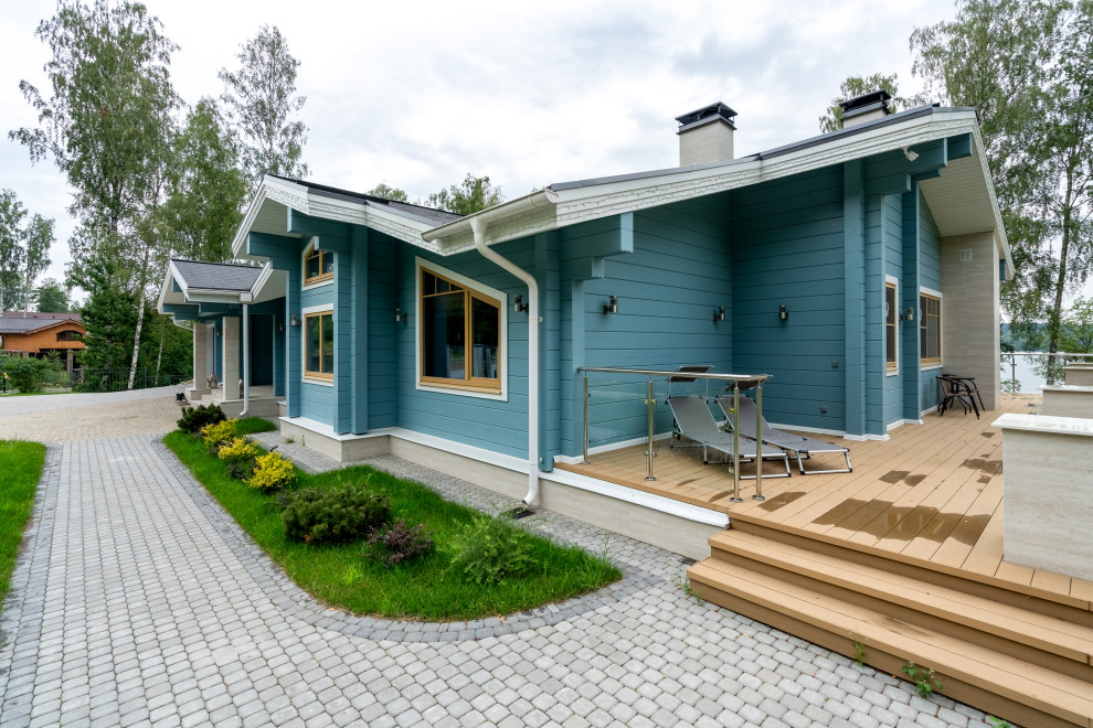 Современный коттедж на активном рельефе из комбинированных материалов