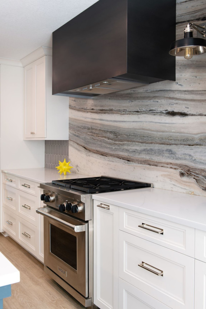 Kitchen - transitional kitchen idea in Jacksonville
