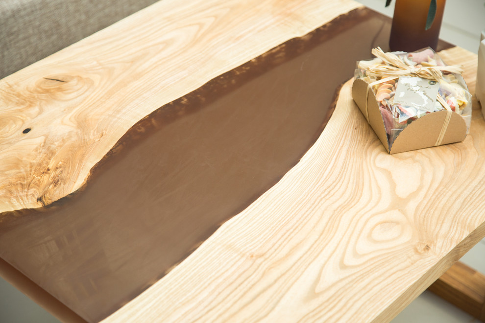 Столик из Ясеня с рекой