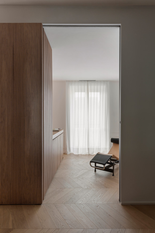Mittelgroßes Modernes Foyer mit grüner Wandfarbe, Marmorboden, Einzeltür, grüner Haustür, grünem Boden, eingelassener Decke und vertäfelten Wänden in Mailand