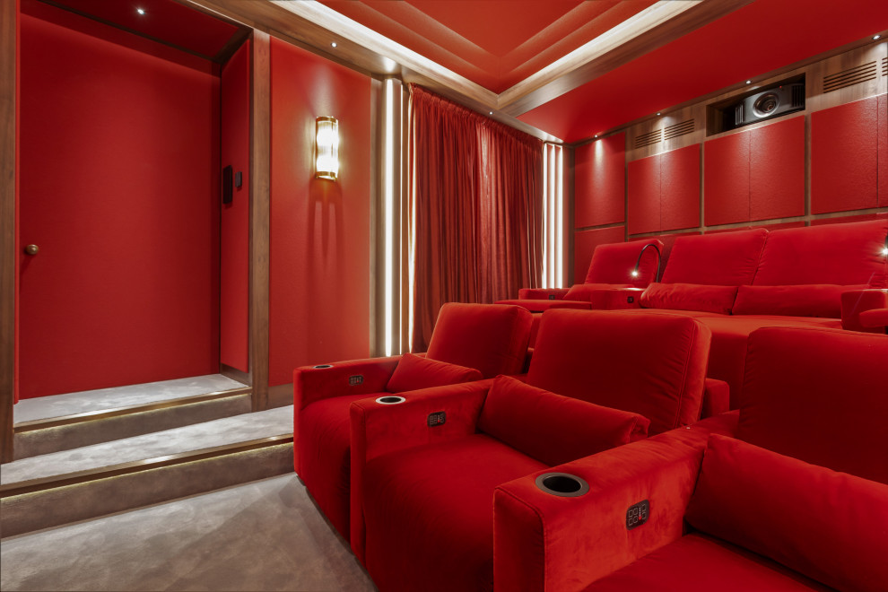 Immagine di un home theatre chiuso con pareti rosse, moquette, schermo di proiezione e pavimento grigio