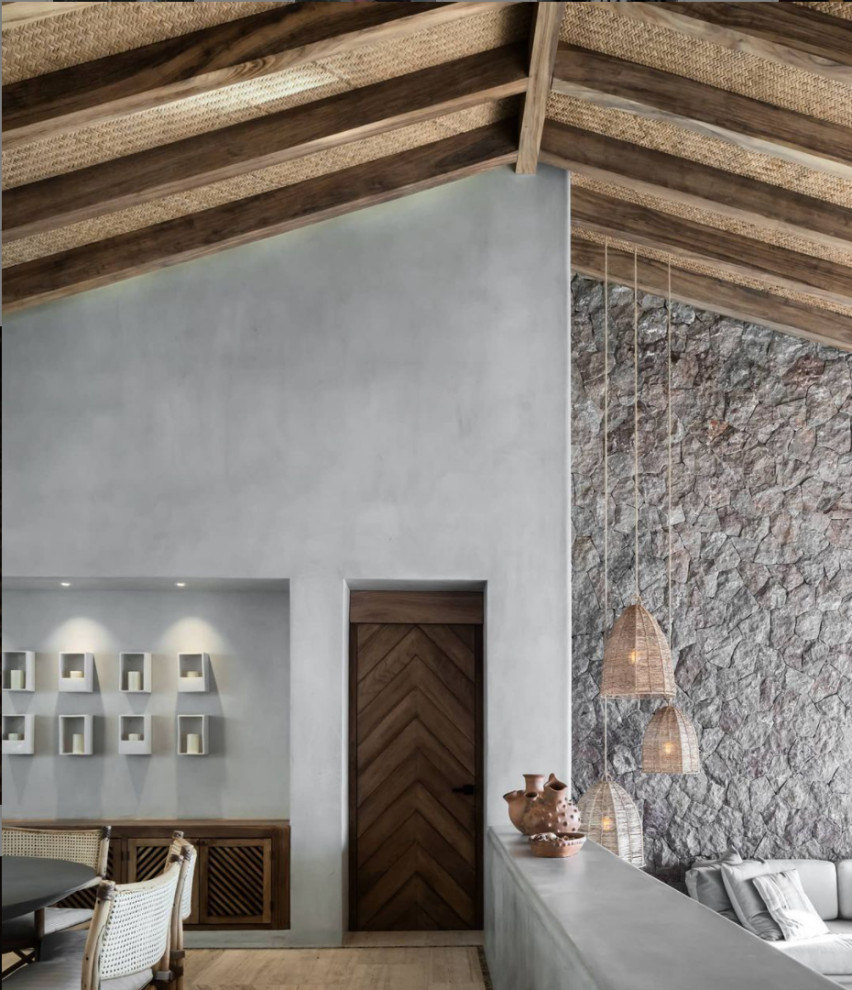 Cette image montre une salle à manger méditerranéenne de taille moyenne avec un mur gris, un sol en marbre, aucune cheminée, un sol beige et poutres apparentes.