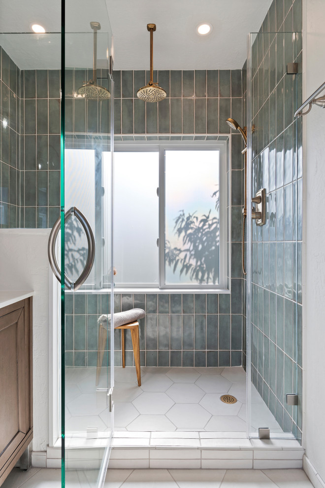 Идея дизайна: главная ванная комната среднего размера в стиле неоклассика (современная классика) с душем в нише, раздельным унитазом, зеленой плиткой, керамической плиткой, белыми стенами, полом из керамогранита, врезной раковиной, столешницей из кварцита, белым полом, душем с распашными дверями, белой столешницей и сиденьем для душа