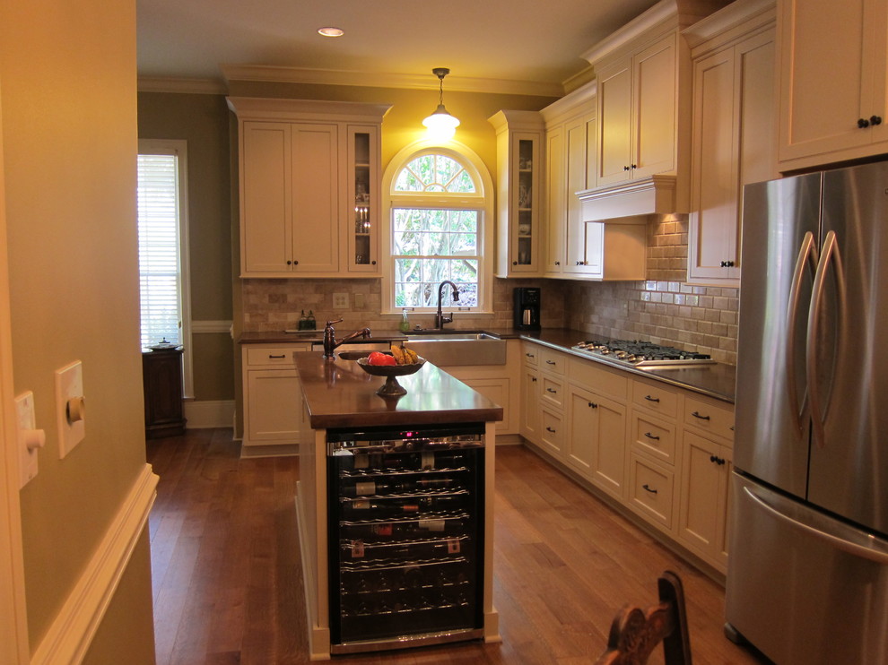 Kitchen - transitional kitchen idea