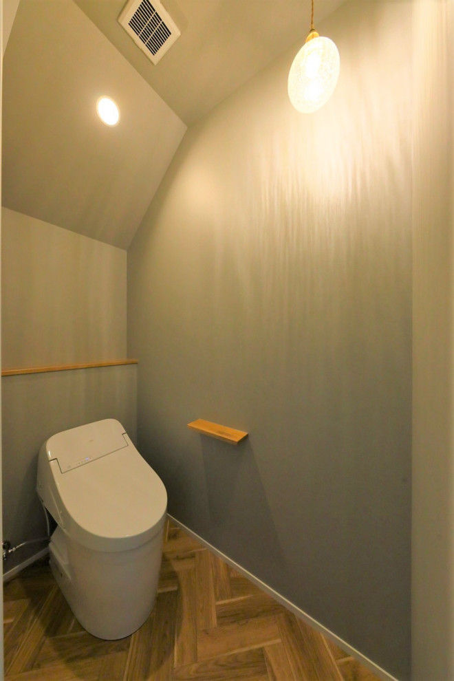 名古屋にあるモダンスタイルのおしゃれなトイレ・洗面所 (グレーの壁、クッションフロア、マルチカラーの床、照明、クロスの天井、グレーの天井) の写真