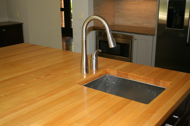 Maple Center Island W Undermount Sink Traditional Kitchen