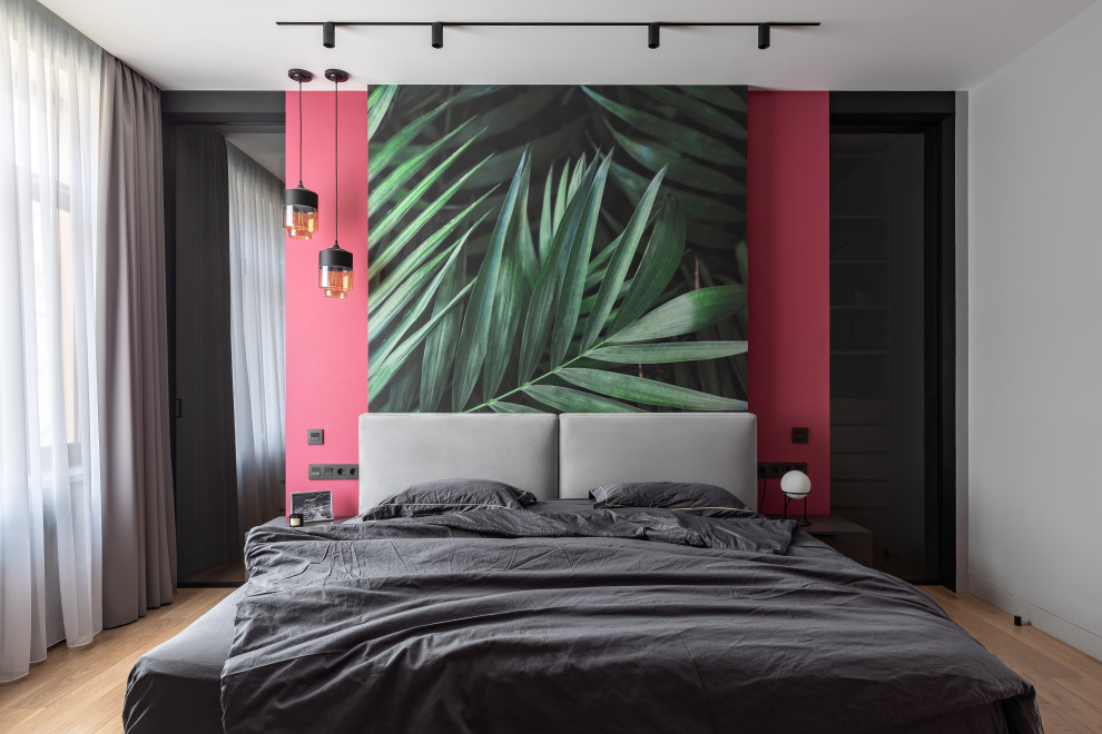 Ispirazione per una camera da letto design di medie dimensioni con pareti multicolore, pavimento in legno massello medio e pavimento marrone