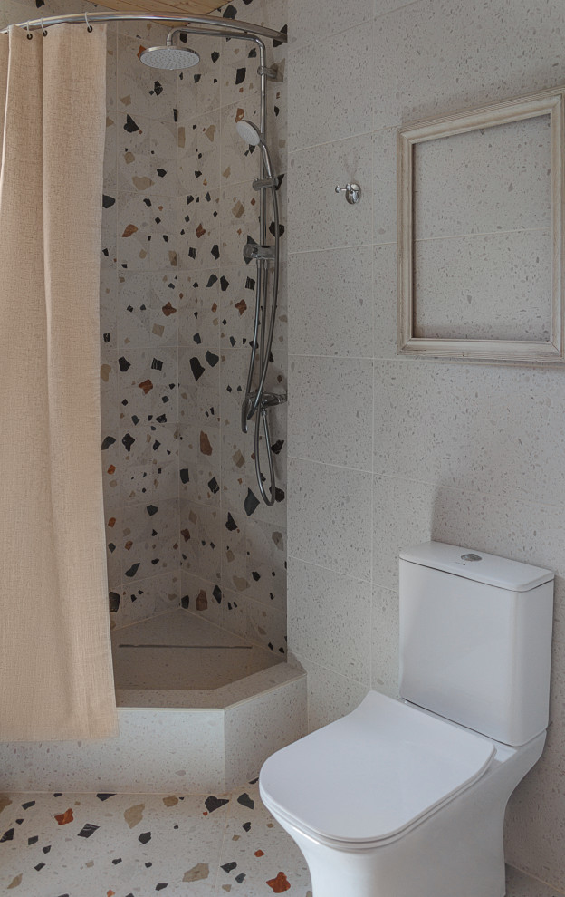 Пример оригинального дизайна: маленькая серо-белая ванная комната в деревянном доме в скандинавском стиле с плоскими фасадами, белыми фасадами, угловым душем, унитазом-моноблоком, разноцветной плиткой, керамогранитной плиткой, бежевыми стенами, полом из керамогранита, душевой кабиной, накладной раковиной, разноцветным полом, шторкой для ванной, тумбой под одну раковину, напольной тумбой и деревянным потолком для на участке и в саду